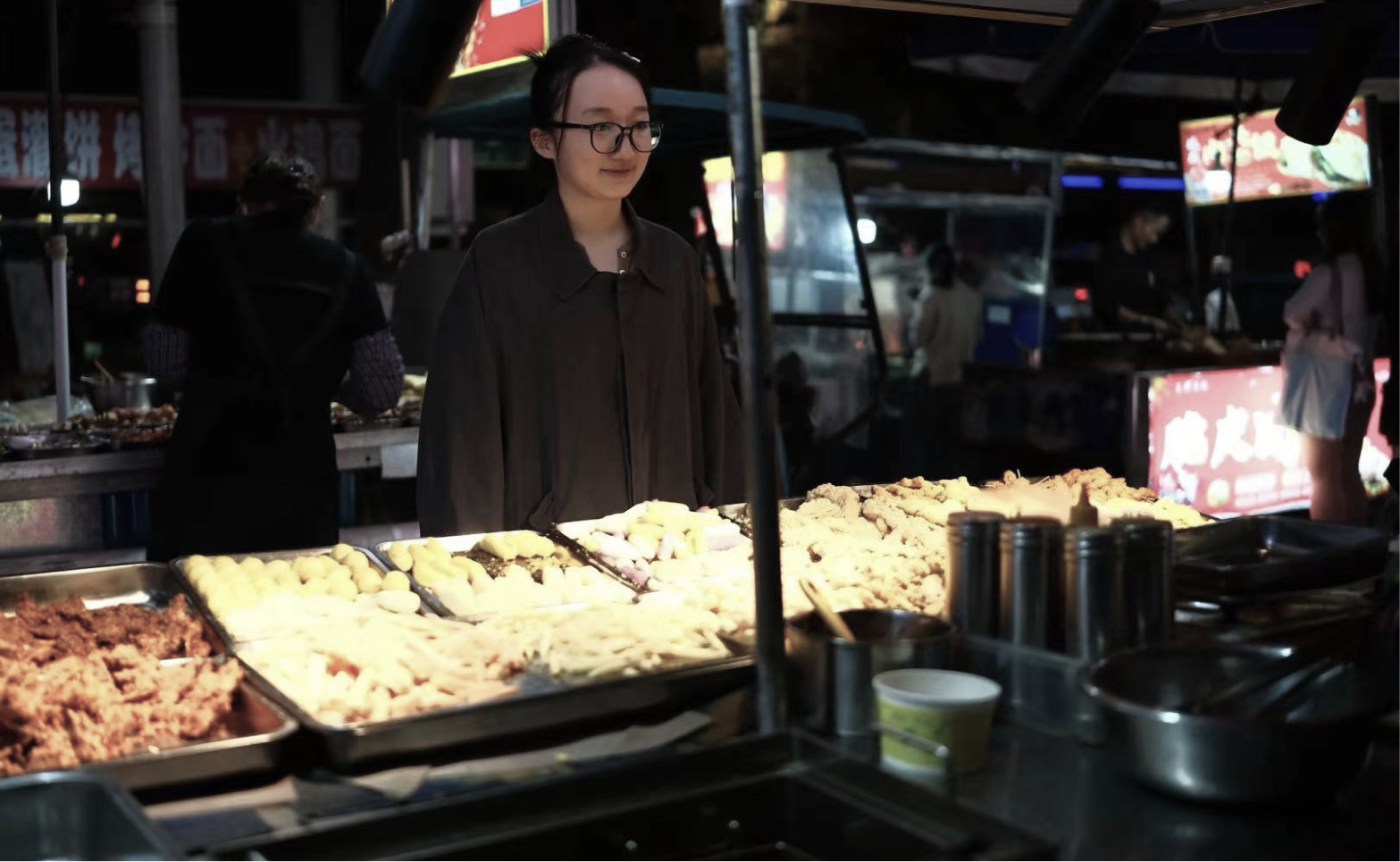 A participant viewing food at an EchoApron night-market test