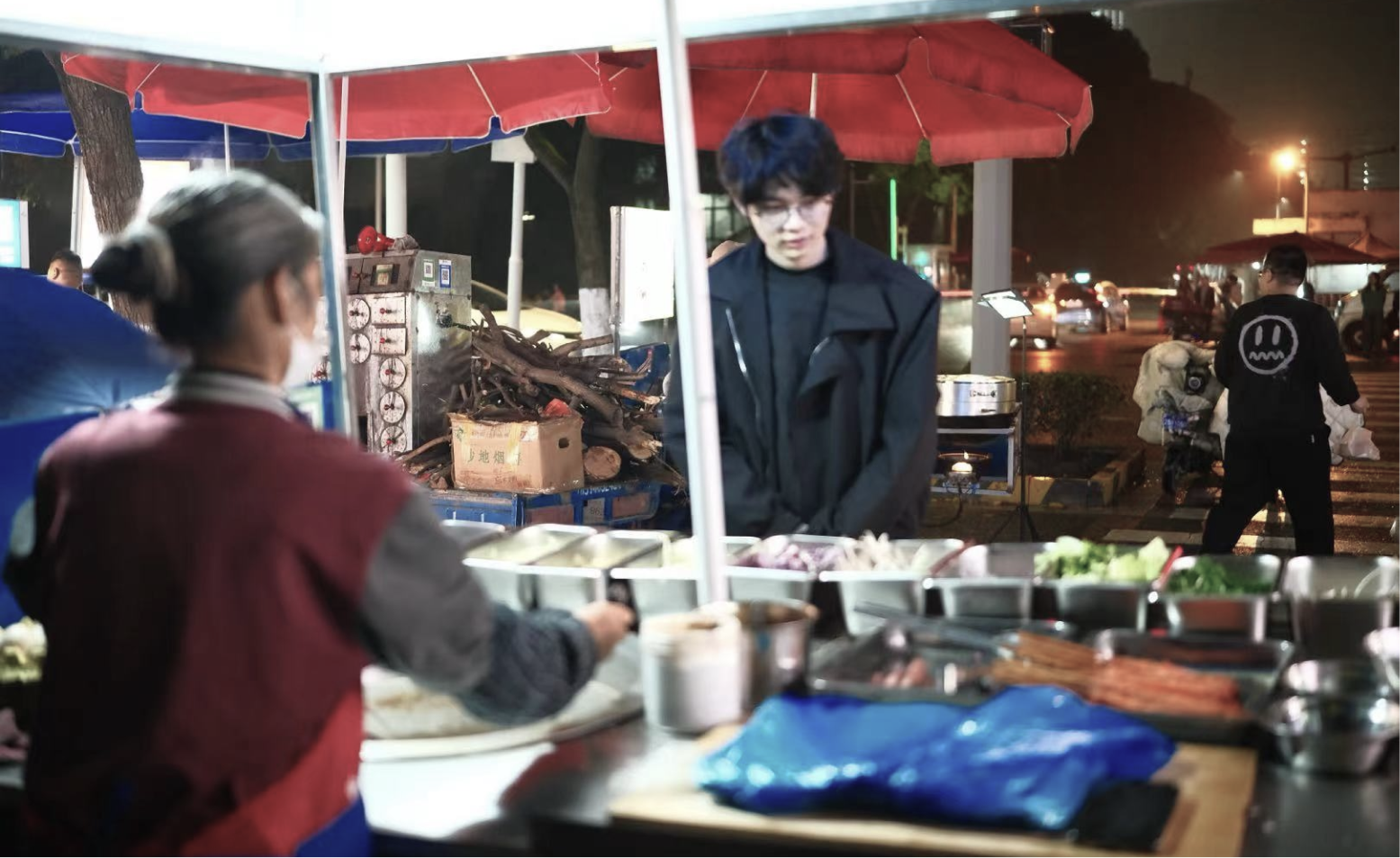 A customer speaking with a vendor during the EchoApron field test