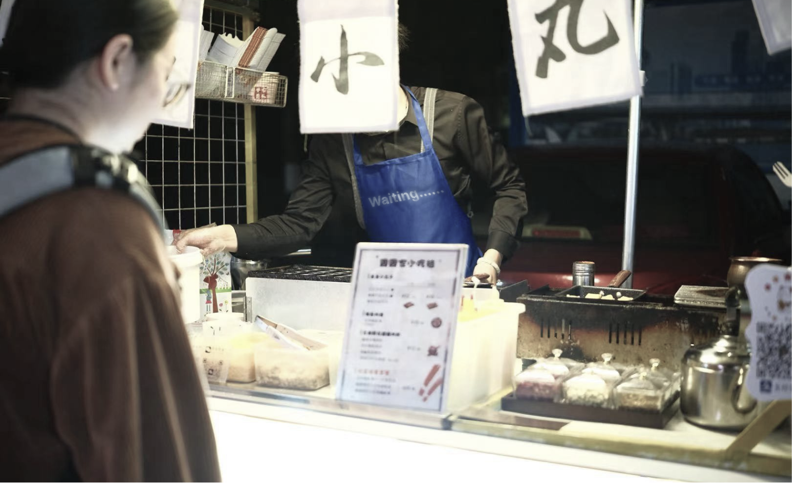 Vendor wearing an EchoApron display showing a waiting state